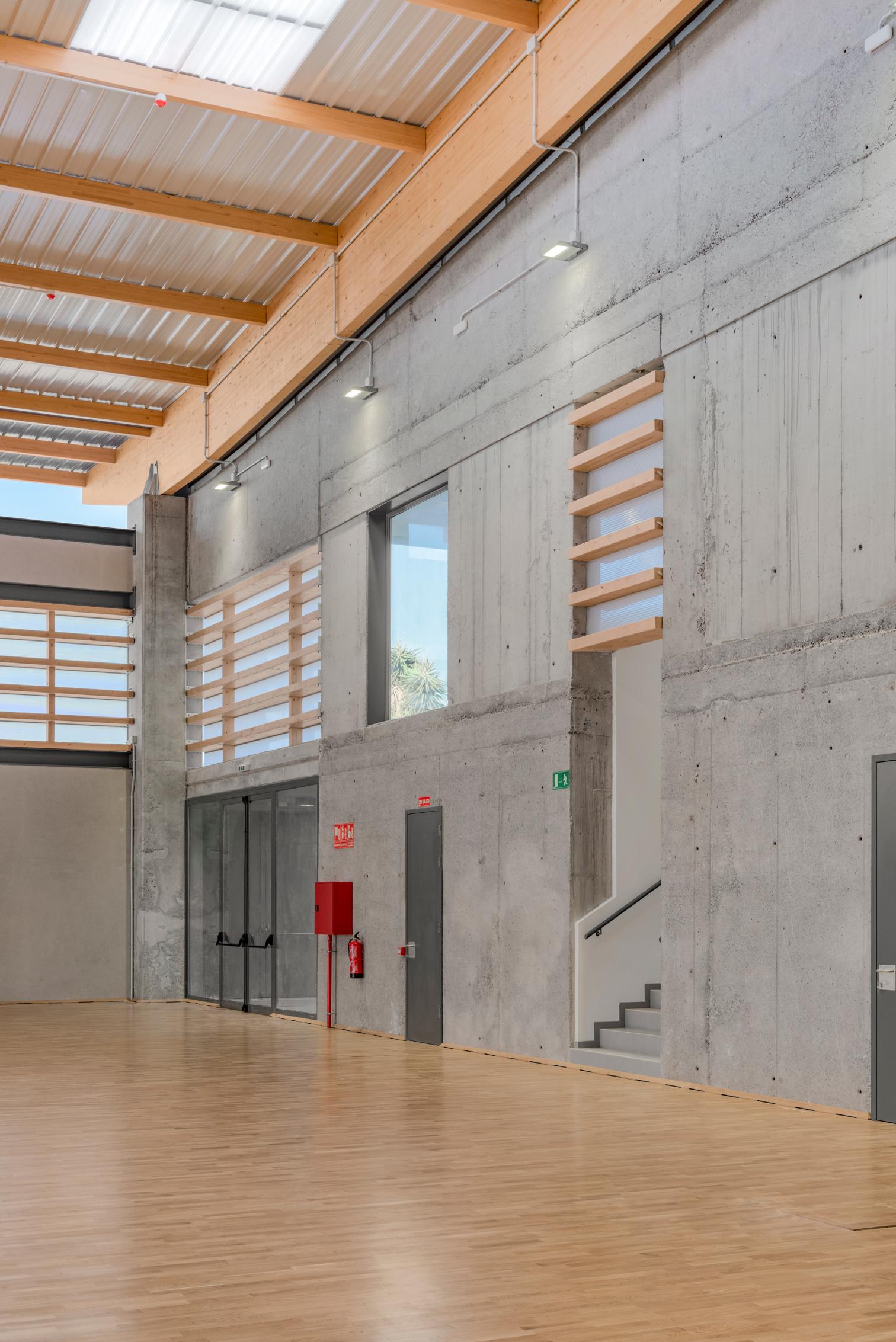 西班牙 Tenerife 岛上的曲线金属运动馆-9