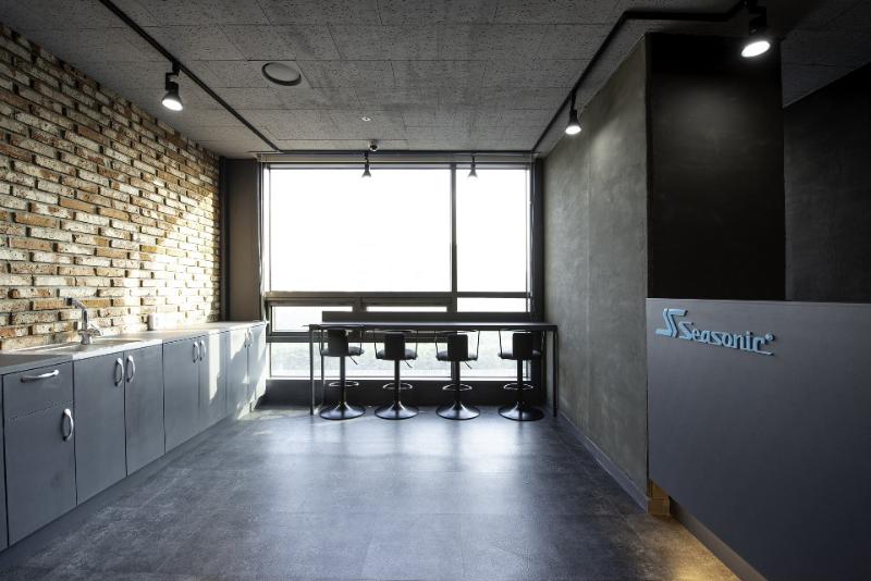 简约办公空间，照明设计提升氛围-12