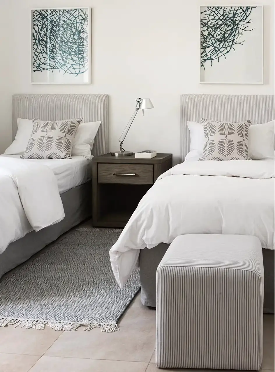 乌拉圭度假公寓 | 简约灰白空间,尽享水景之美-16