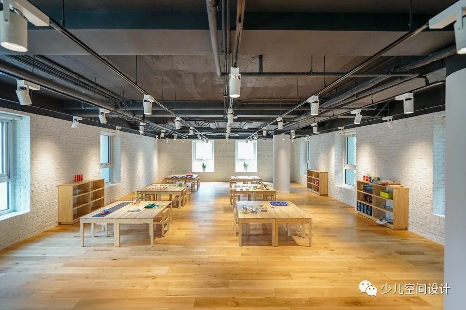 自然的木材，真正的草坪。这是一所和自然相接触能得到成长的园舍。-33