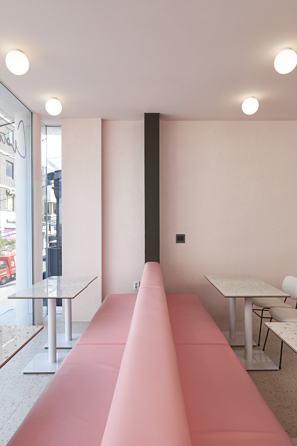 粉色调的 55 度果汁店 | 温馨与潮流的完美融合-19