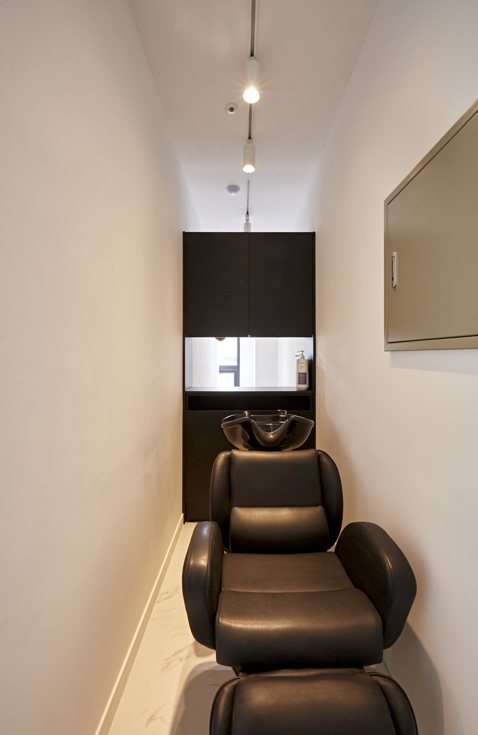 首尔江南区的 15 平白色简约美容室设计-14