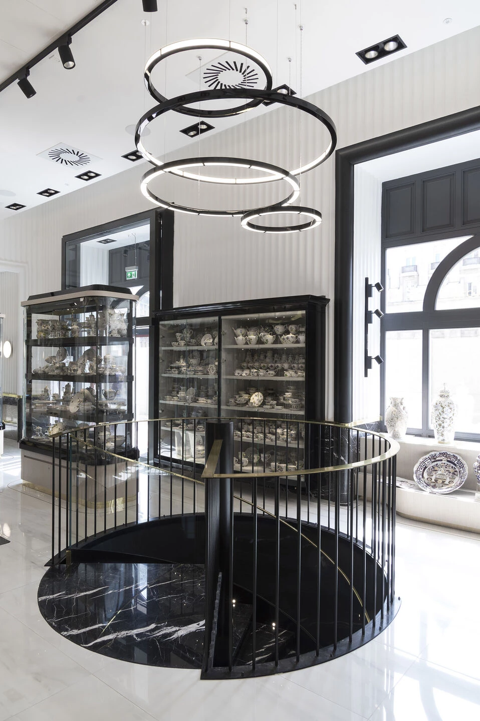 布达佩斯百年瓷器店,LED 灯光营造典雅氛围-17