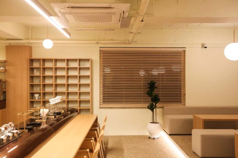 60 平温馨咖啡馆，白色与木质的完美融合-6