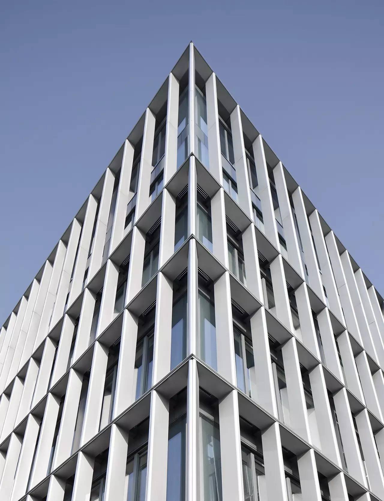 嘈杂基地环境下如何设计出清雅的办公空间？这个项目给你最好的答案-9