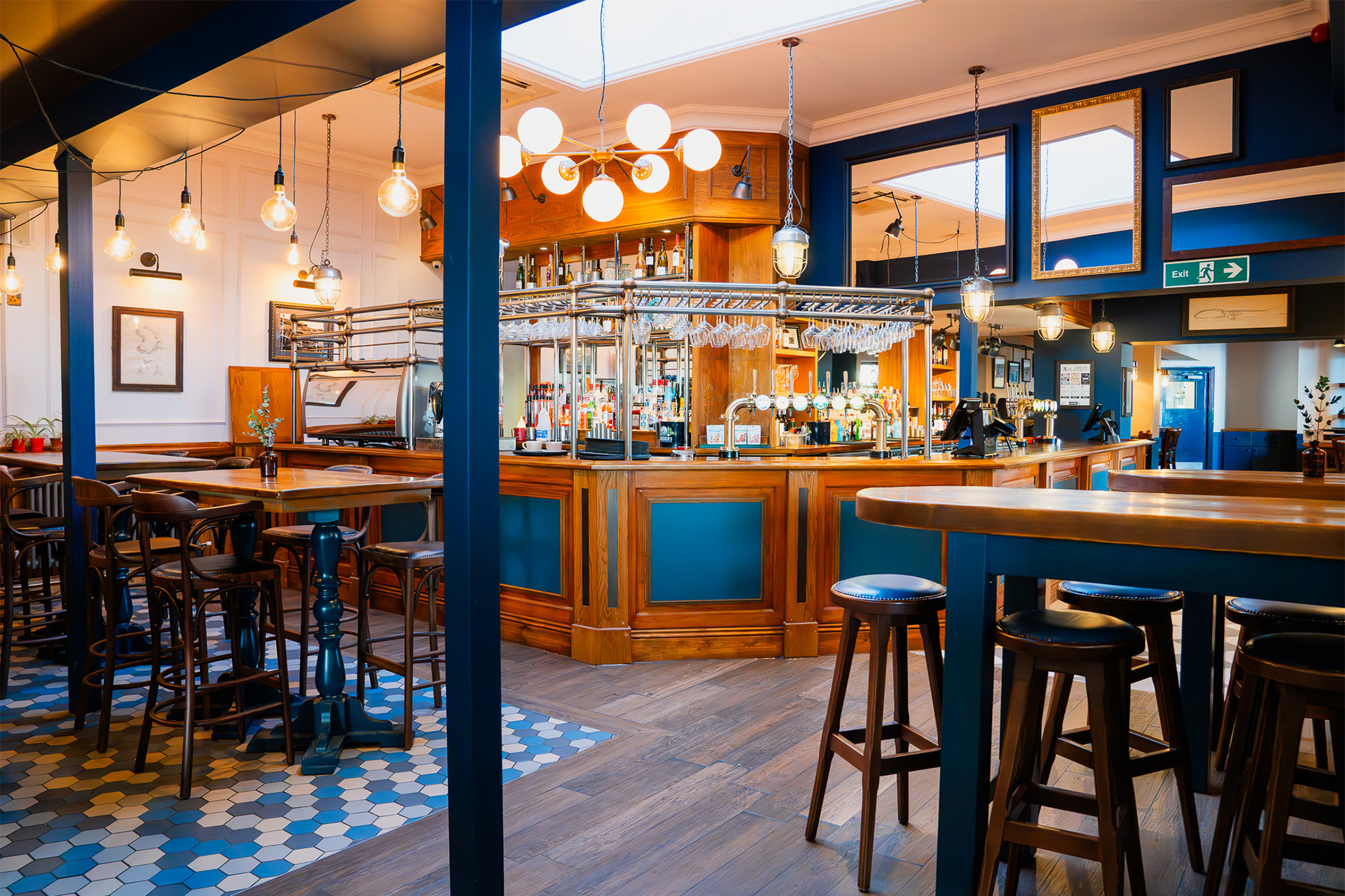 滨水区；海滨；河畔区域（注：具体含义需结合语境确定，这里滨水区是较为宽泛常用的译法） 丨United KingdomPlymouth-18