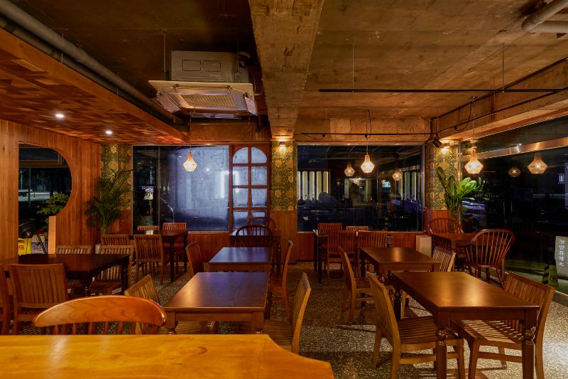 30 平米美食小店，木质元素营造温馨复古风-13