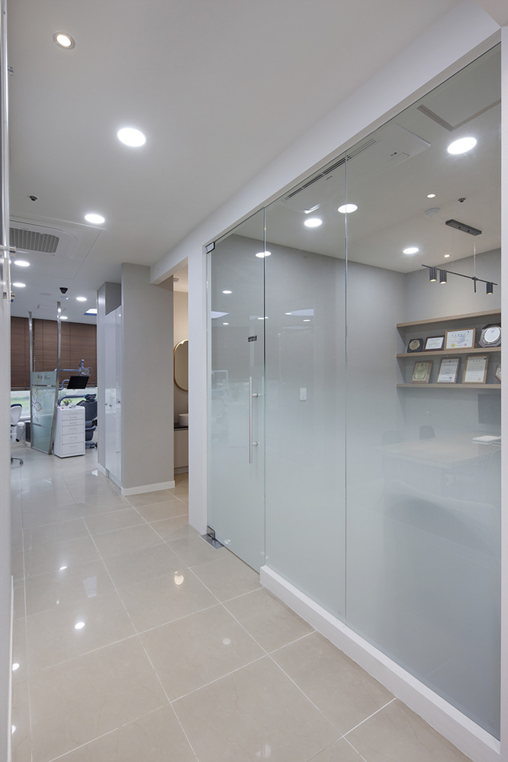 白色与木质的极简魅力 | 38 平米牙科诊所设计-13