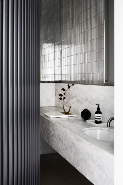 金色的;金黄色的;金的;金制的-108