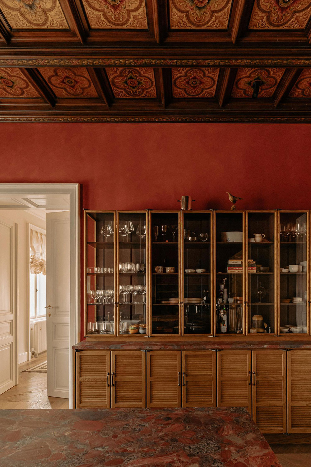 华丽的维也纳公寓,带有红色厨房和复古家具-6