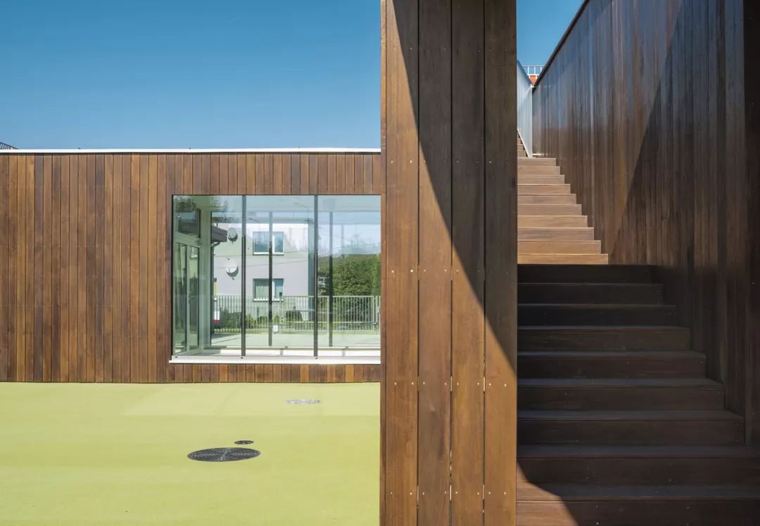 波兰幼儿园 | 犹如漂浮的小岛，鼓励孩子欢快奔跑-17