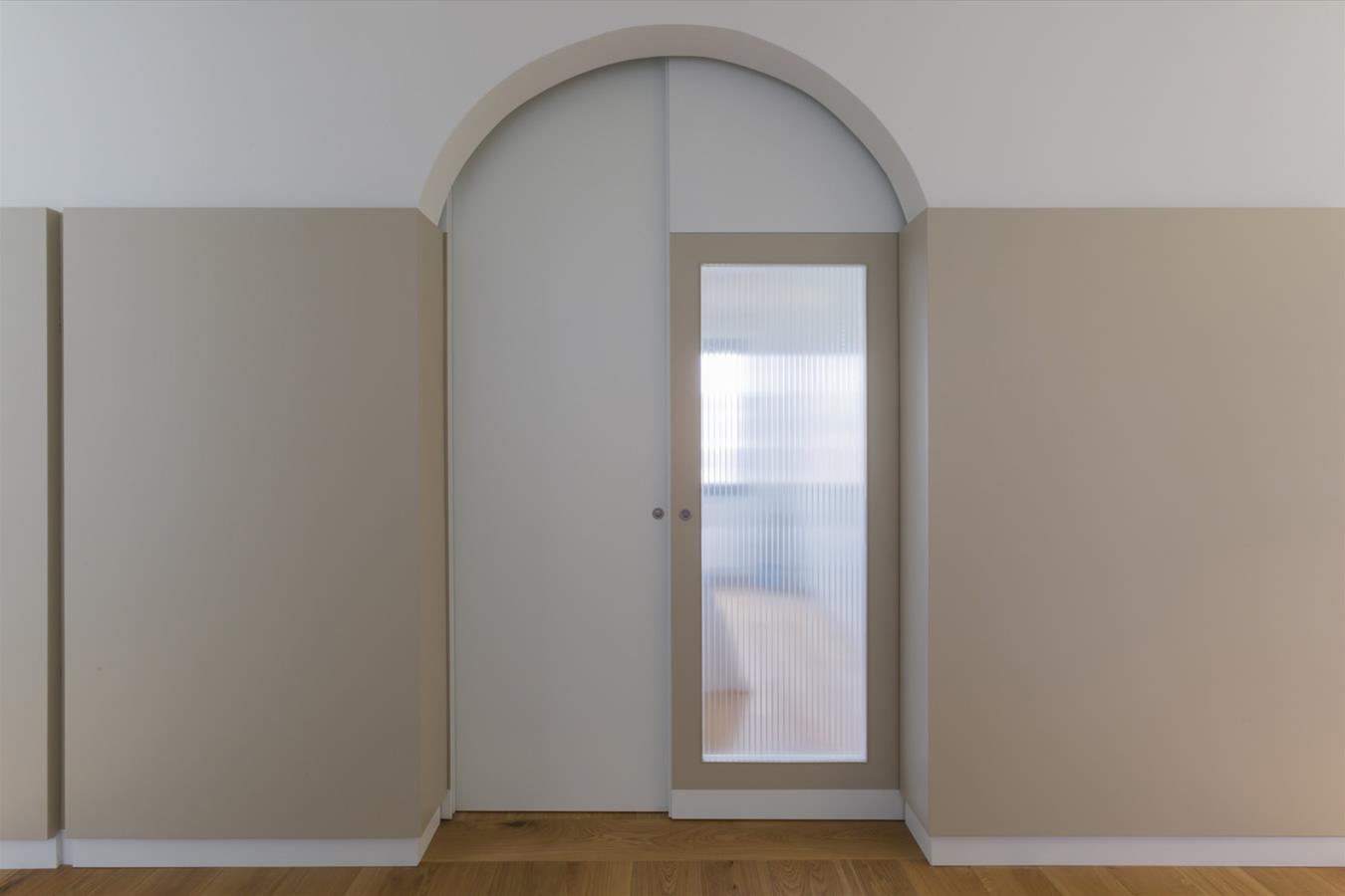 巴塞罗那工业风公寓设计,自然光与空间的完美融合-10