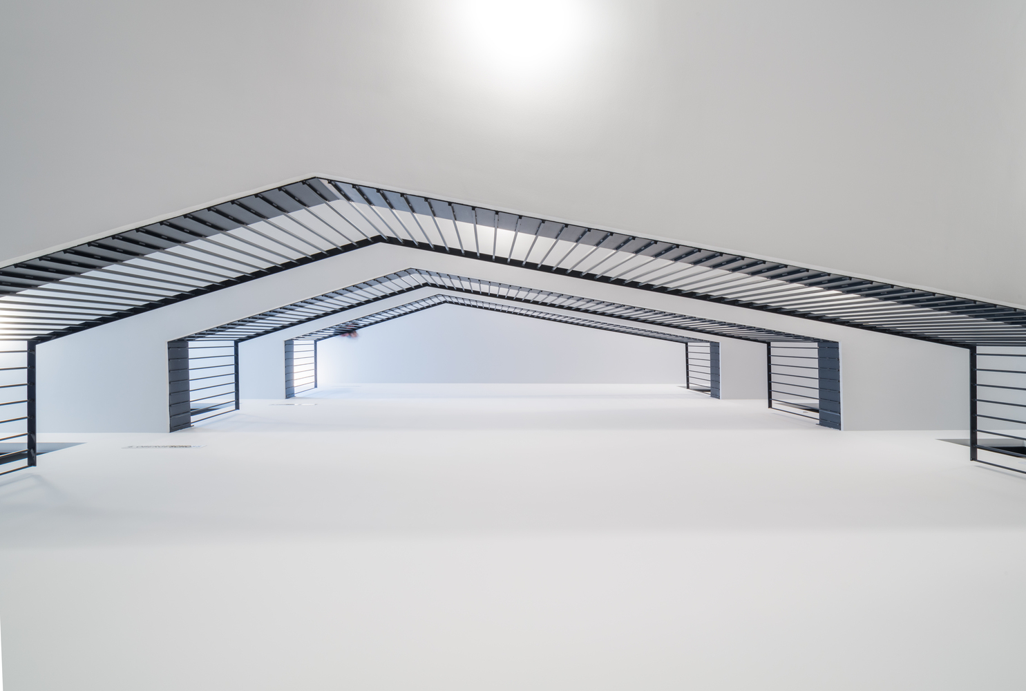 繁忙路口的“V 形庭院”公寓-50