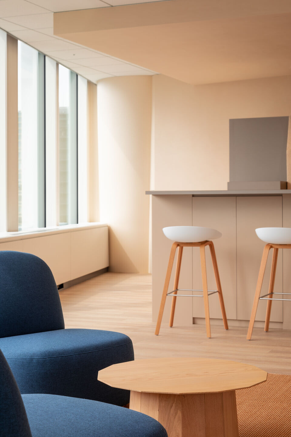 东京摩天大楼里的未来主义挪威海运风格办公室丨日本东京丨van der Architects-12