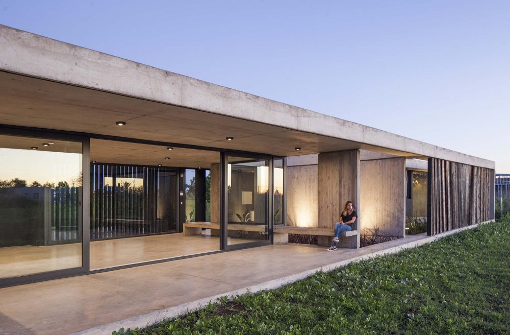 阿根廷查卡 93 号住宅 | 混凝土与木炭色遮阳篷的简约魅力-17