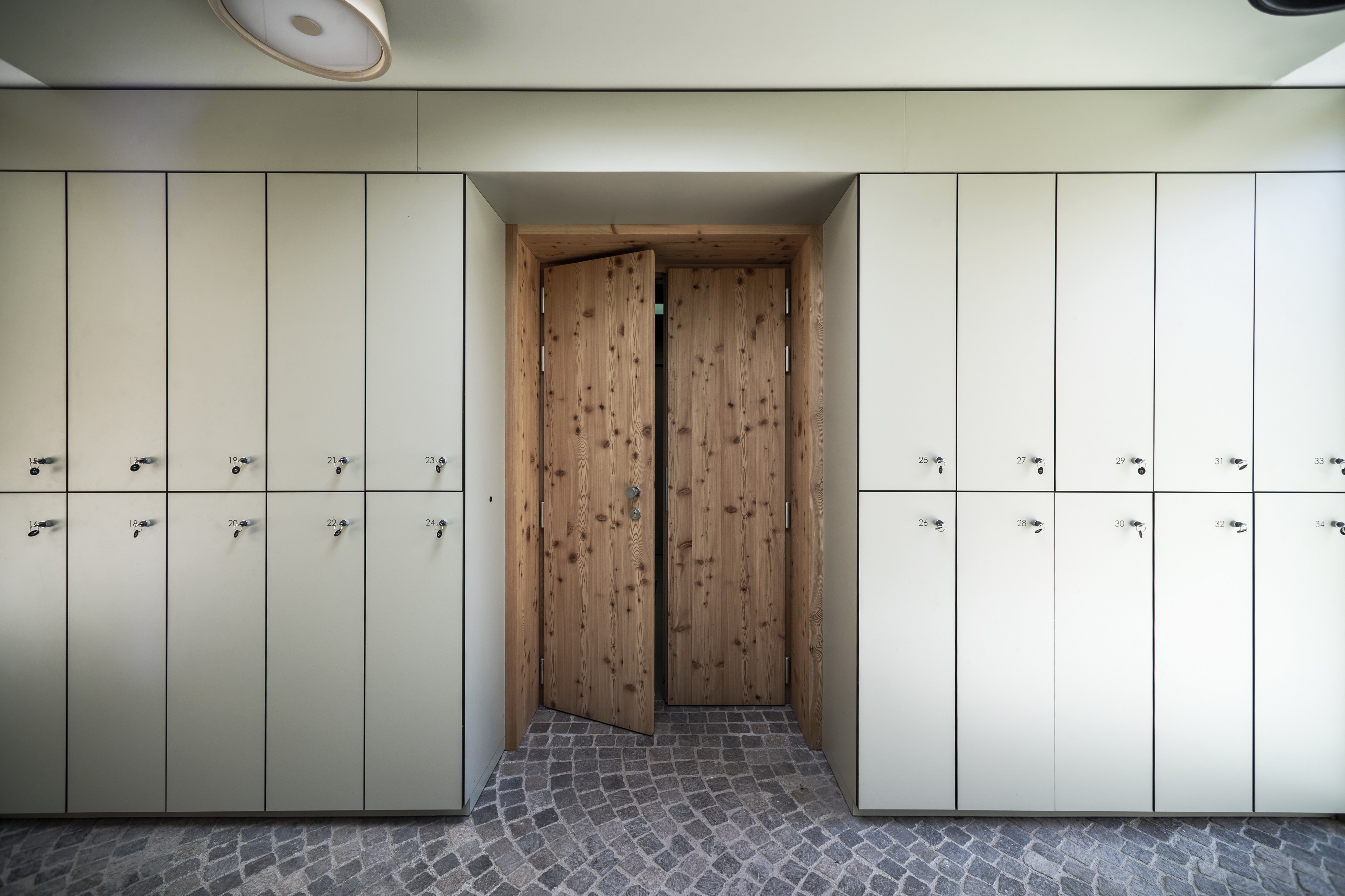 湖边休闲建筑，自然与设计的和谐融合-34