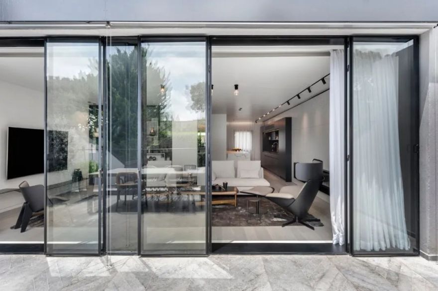 Aviram Kushmirski 打造轻奢风空间,黑白色调与实木地板的完美搭配-30