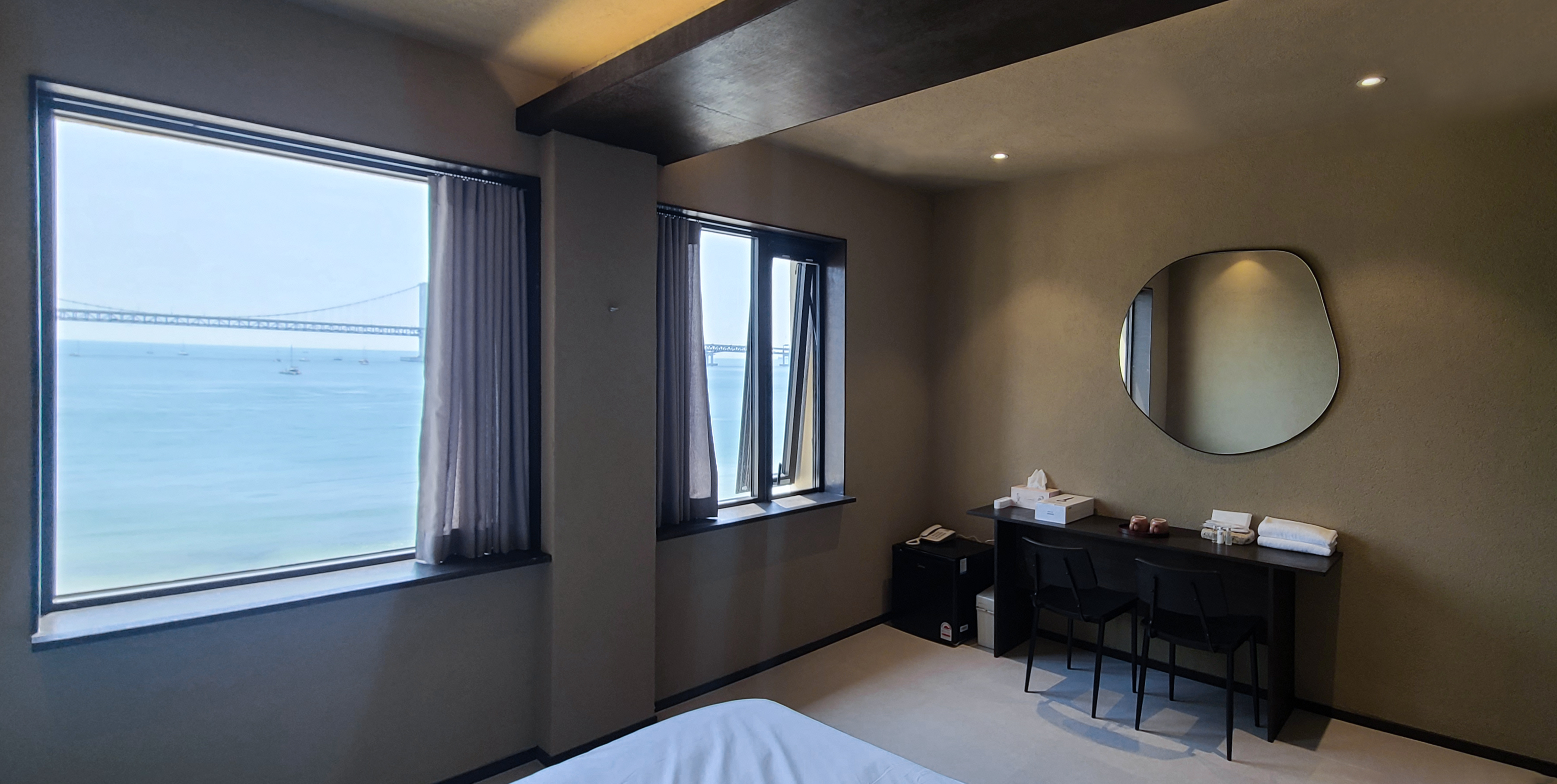 白色与木质的极简酒店设计-5