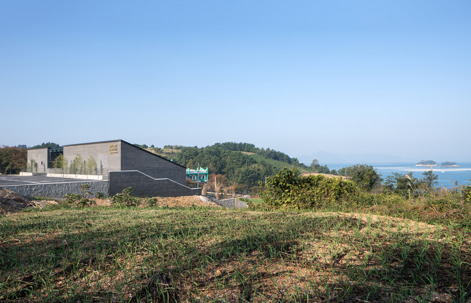 融入自然的简约咖啡馆-56