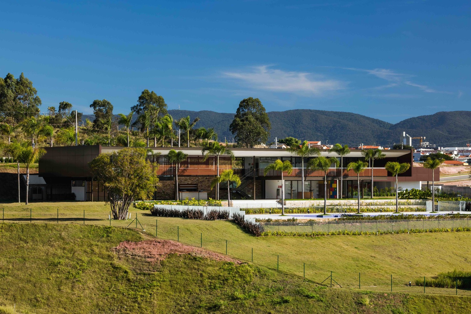 巴西自然景观中的社交俱乐部总部-48