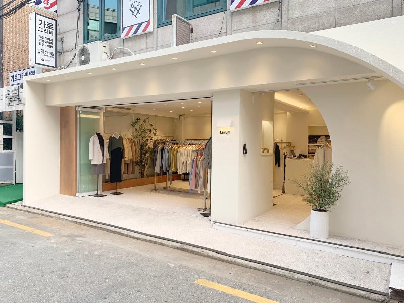 简约时尚的服装店室内设计-2