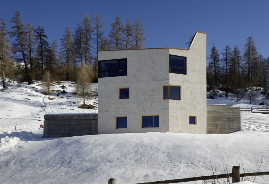 瑞士 Val Monastero 山间混凝土住宅,融入自然景观-10