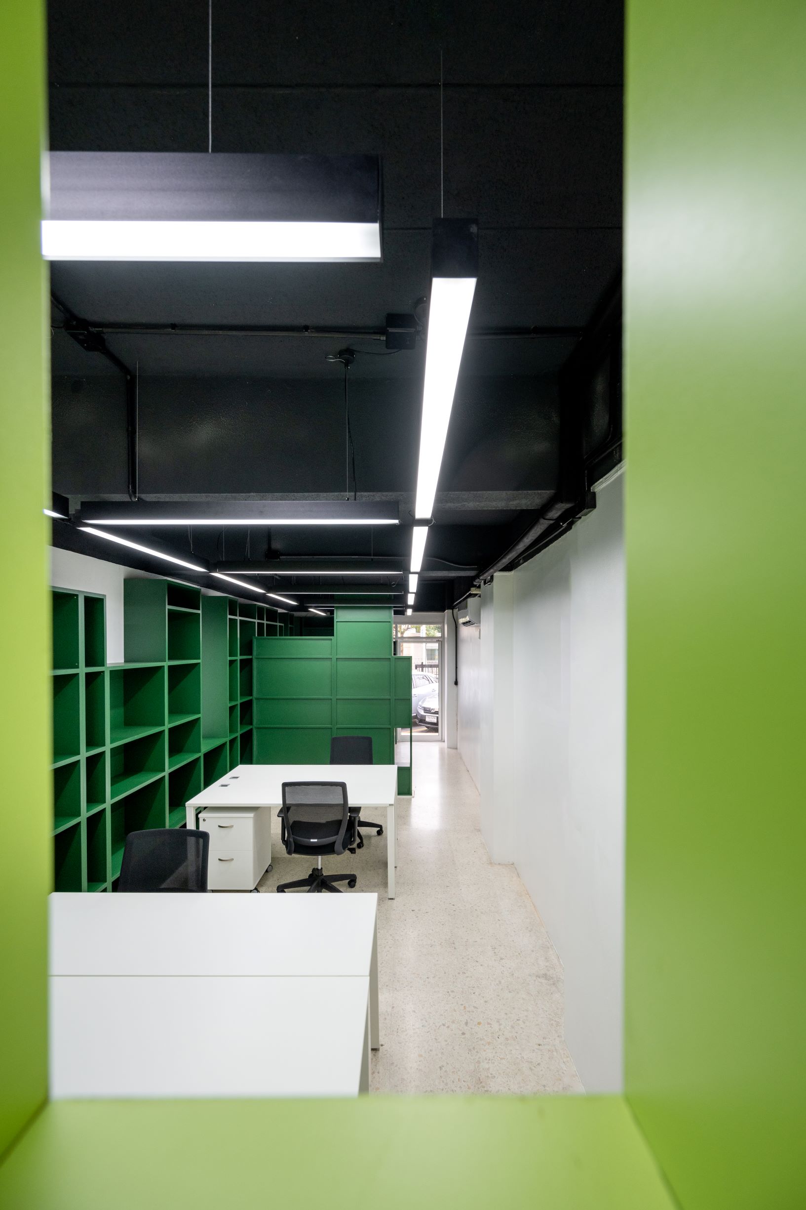 曼谷小型审计办公室的绿色木柜创意设计丨泰国曼谷-26