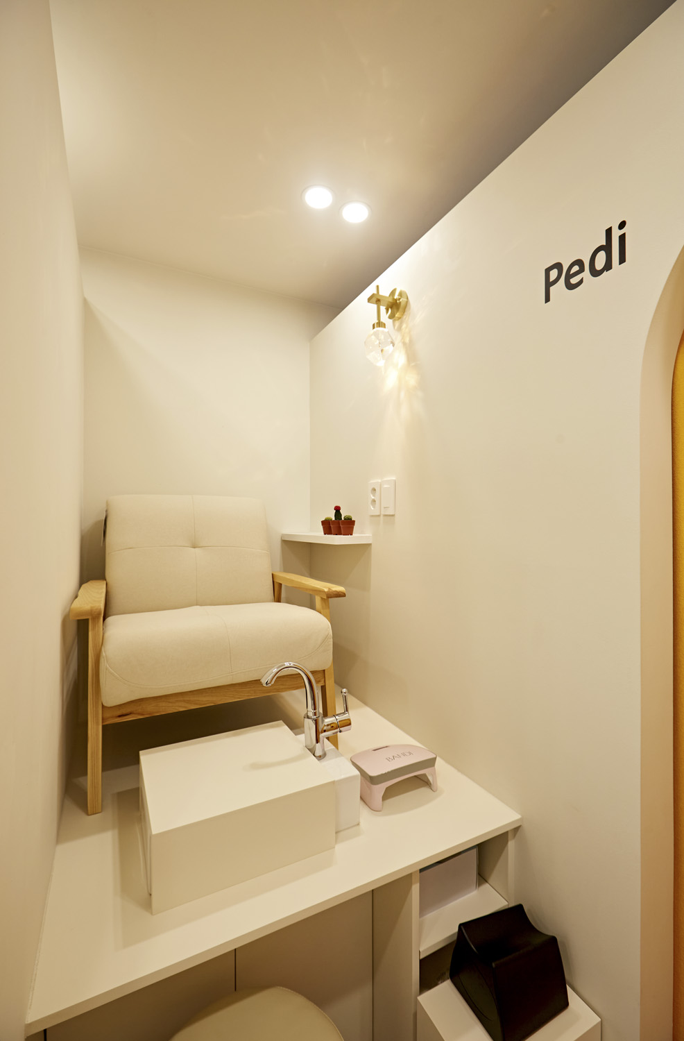 白色简约小型指甲沙龙设计-10