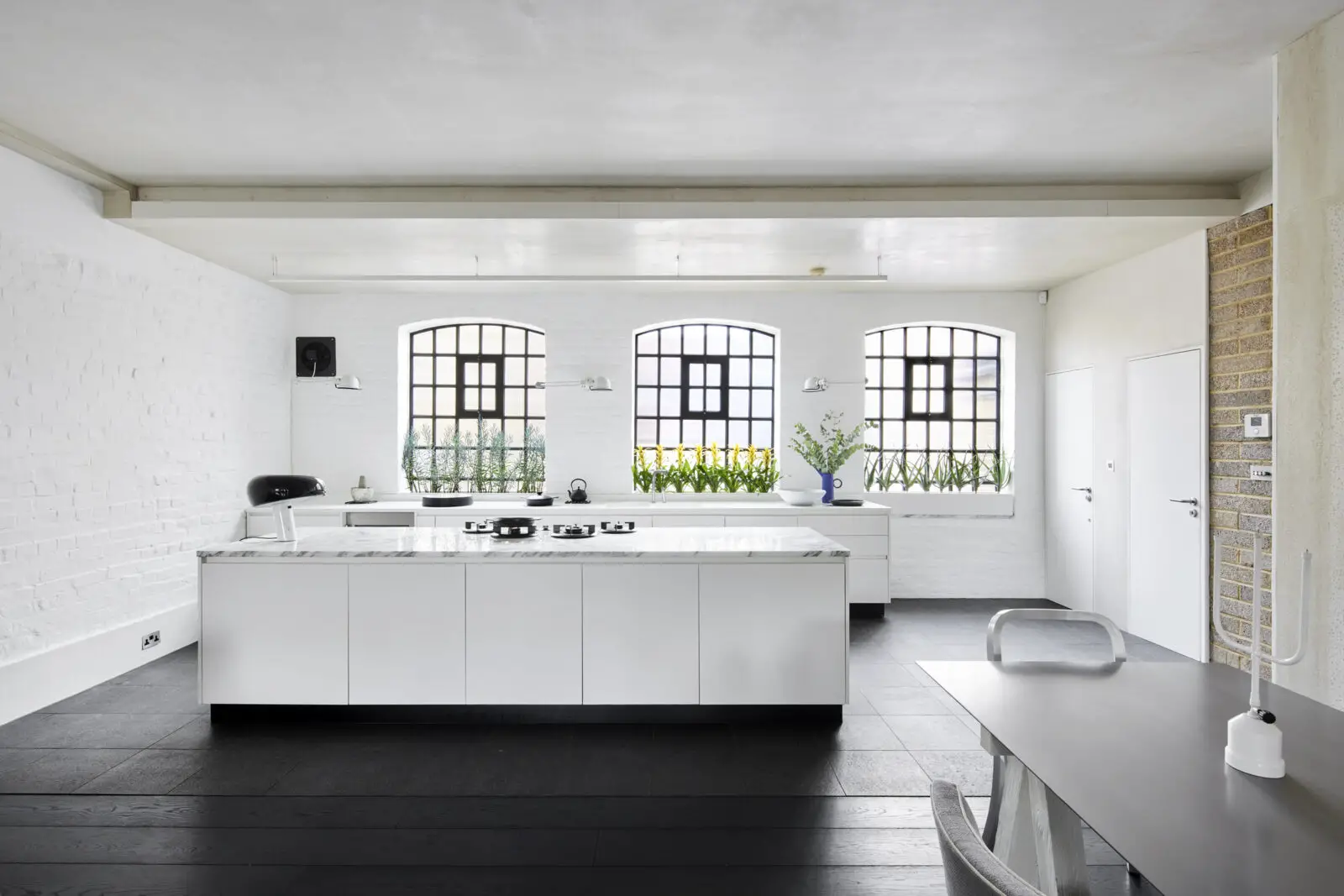 伦敦白砖 Loft 住宅 | 极简黑白设计与开放空间-6