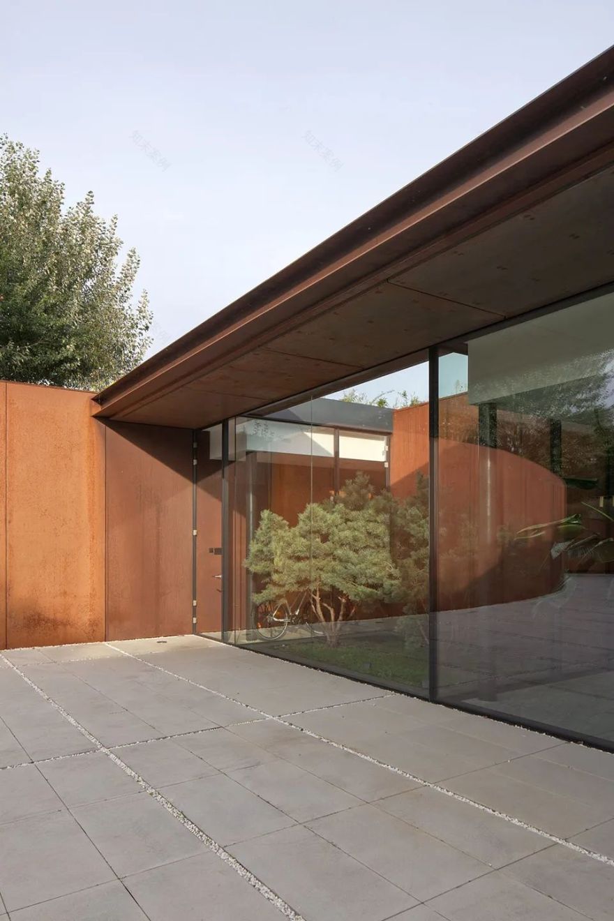 坡上住宅:草地上的钢铁沟壑-61