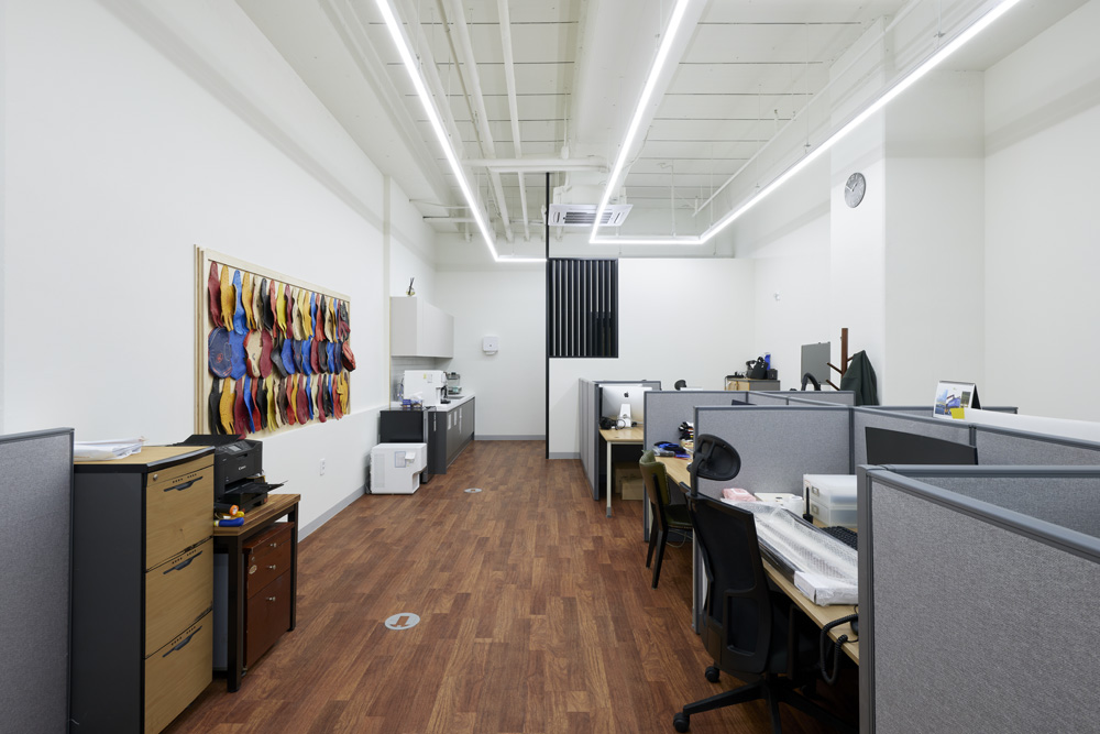 极简白与温暖木的 43 平办公空间设计-4