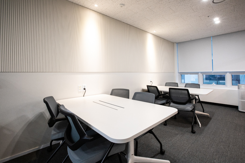 白色与木色的极简奢华 | 100 平米办公室的优雅内饰-6