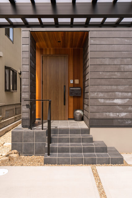 回遊動線と寛ぎの軒下テラスで,それぞれの暮らしを叶える二世帯の住まい丨日本宮城丨株式会社杜設計-14