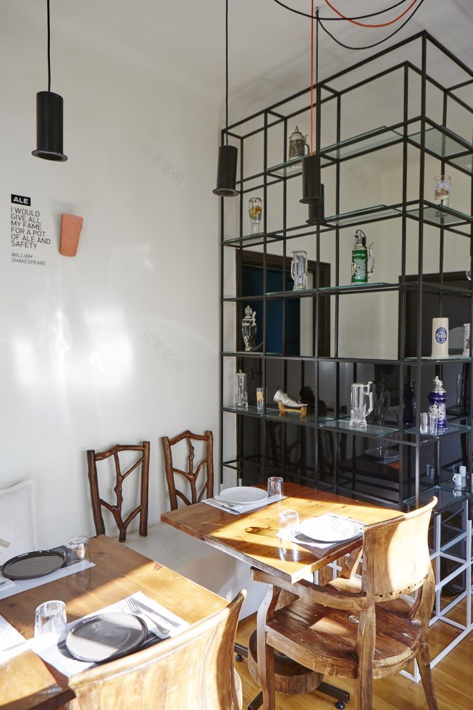 七大美食罪 gastro酒吧(注:gastro一般指融合传统酒吧与高级餐饮特色的风格,直接中文难有完全对应简洁词汇,保持gastro也算合适;若要一定转译,可翻译为美食小馆 ,这里保留gastro更能传达特色且符合场所命名规律)
更为推荐的纯翻译表述:七宗美食罪美食小馆 丨希腊雅典丨Elina Drossou,Efi Malandraki-20