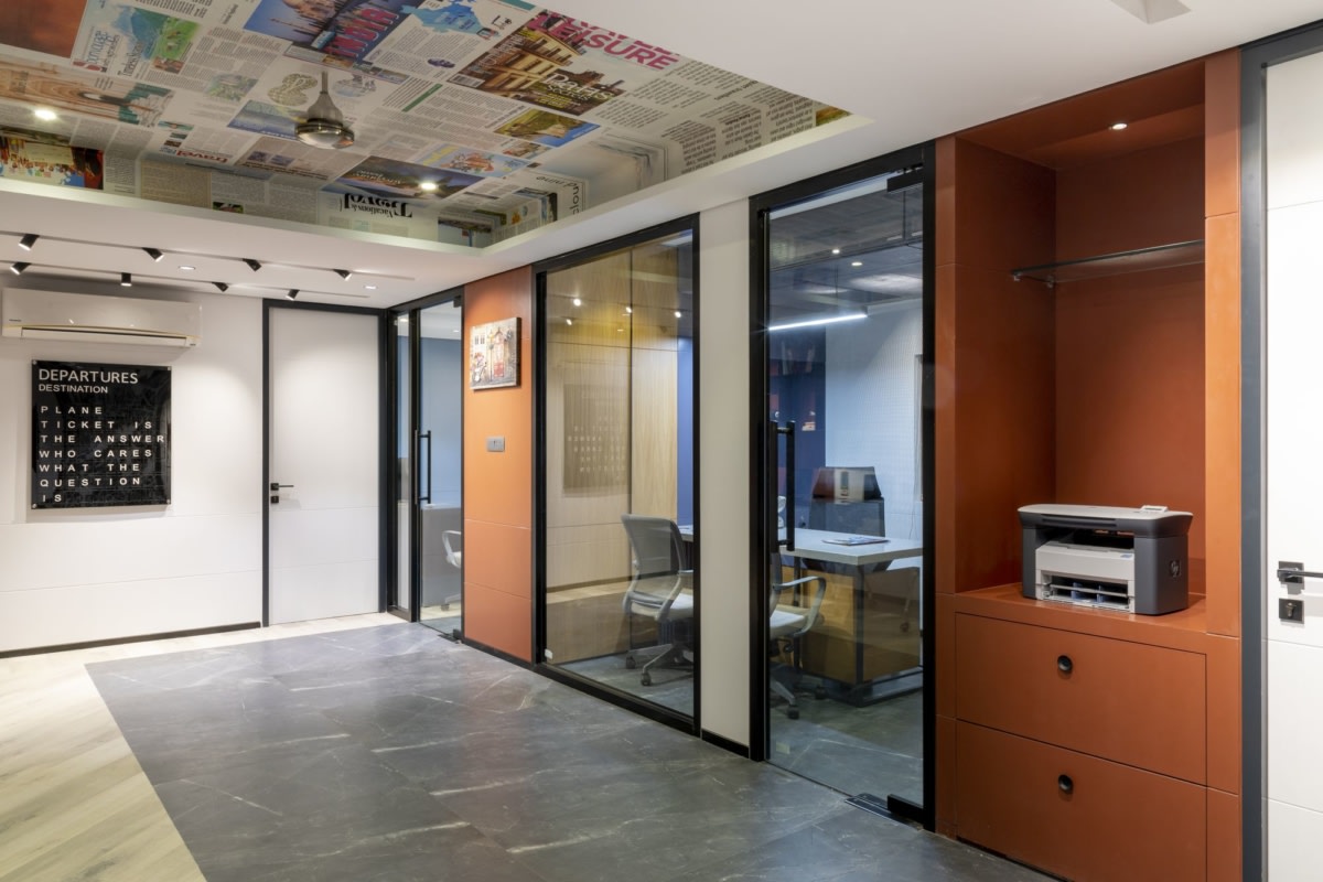 Mehul Travels 办公室的"航空桥"设计-11