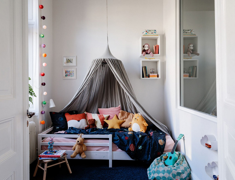 瑞典家庭公寓的明亮色彩与创意分区设计-24