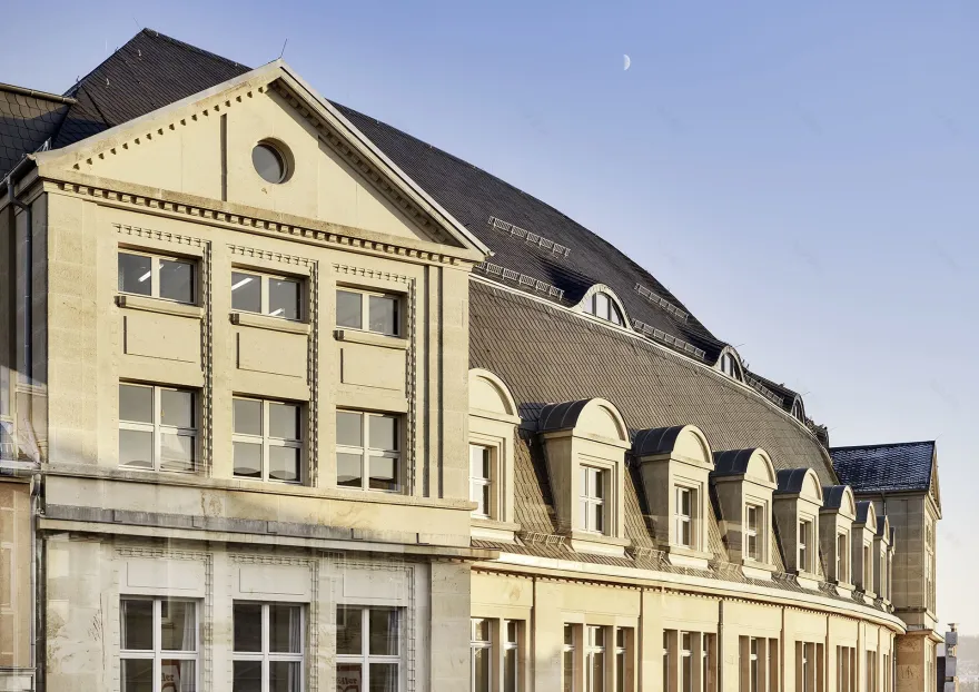 德国百年仓库变身现代办公空间-10