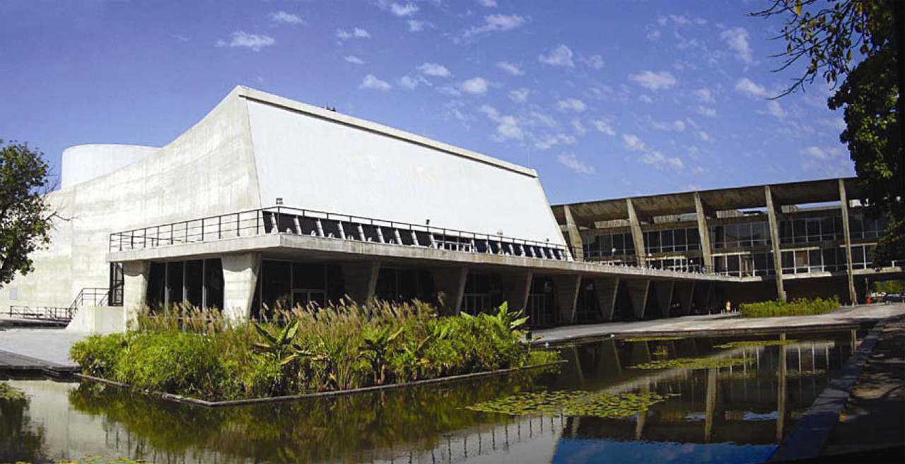 巴西里約熱內盧現代藝術博物館：建築大師 Affonso Eduardo Reidy 採V形柱列、懸吊樓板，打造現代主義建築經典 | FAM-42