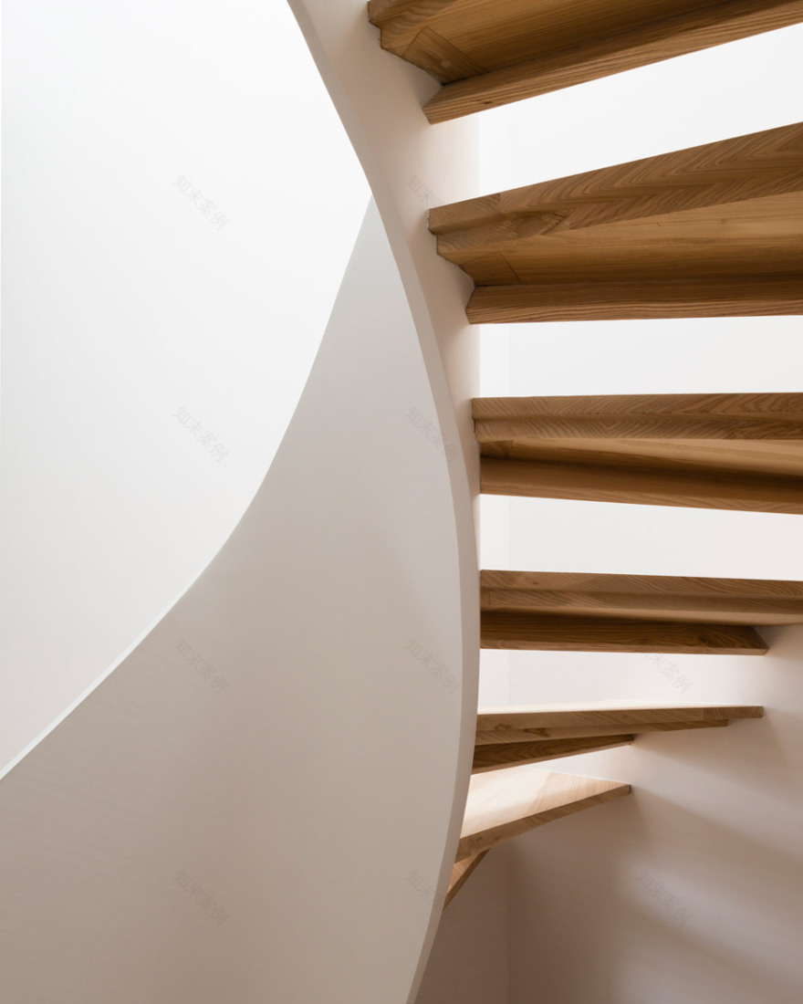 伦敦 51 建筑改造意大利风格家庭住宅,扭曲楼梯成空间亮点-11