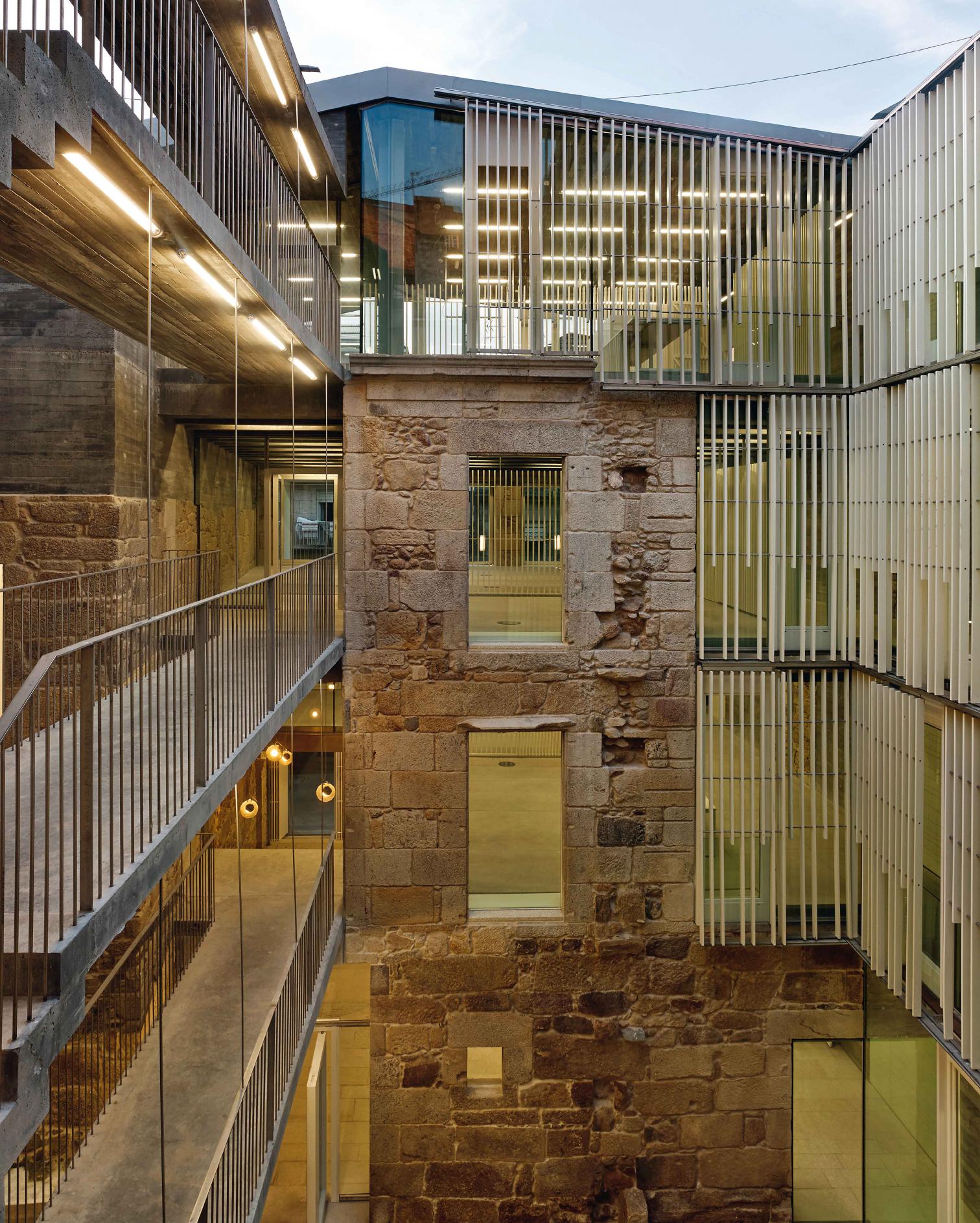 历史遗迹中的现代公共空间——西班牙比戈房产登记处新址-15