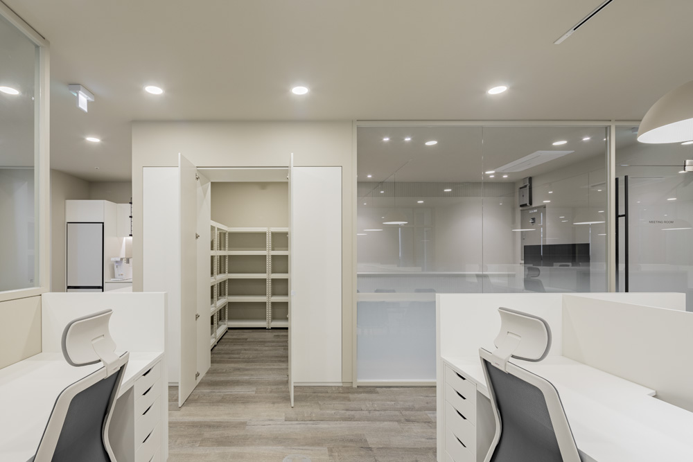 100% 时尚办公室，现代与极简的完美融合-10