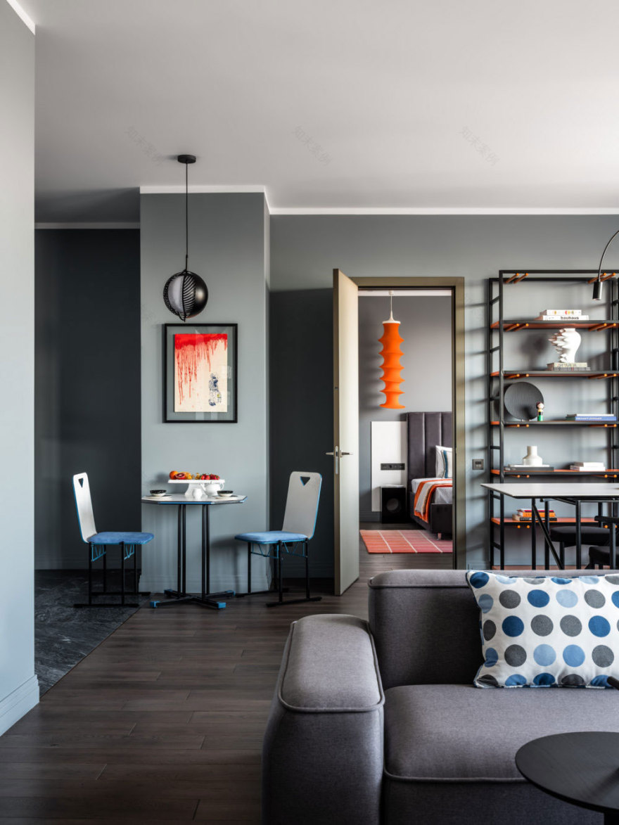 莫斯科 80 平米简约现代公寓,色彩点缀打破灰色空间-7