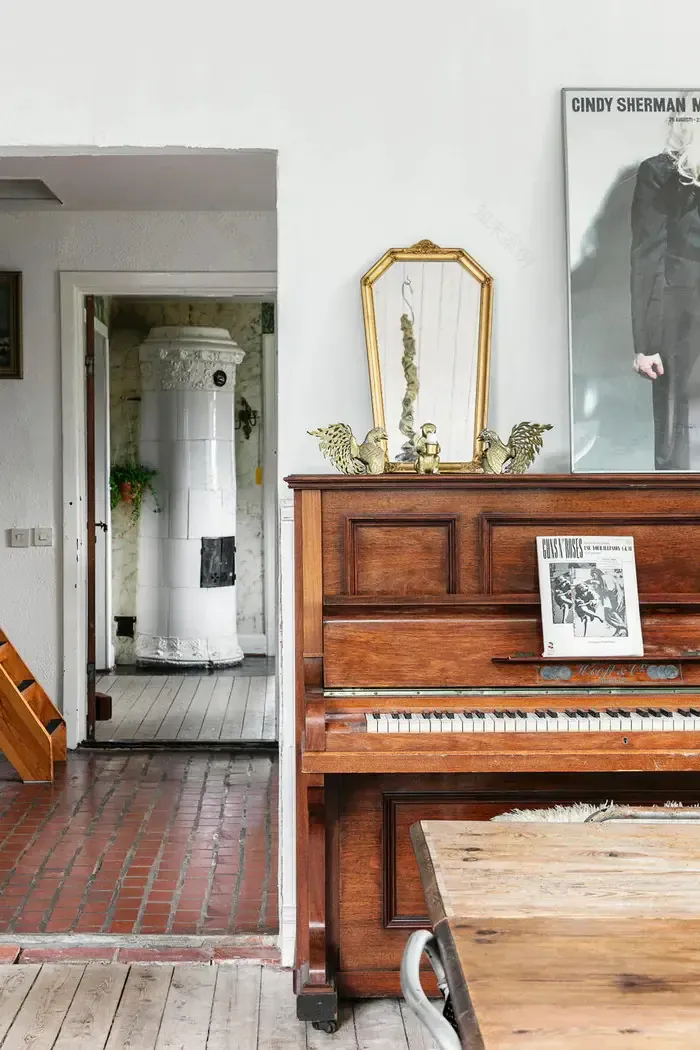 瑞典夫妻旧校舍改造的梦幻之家-10