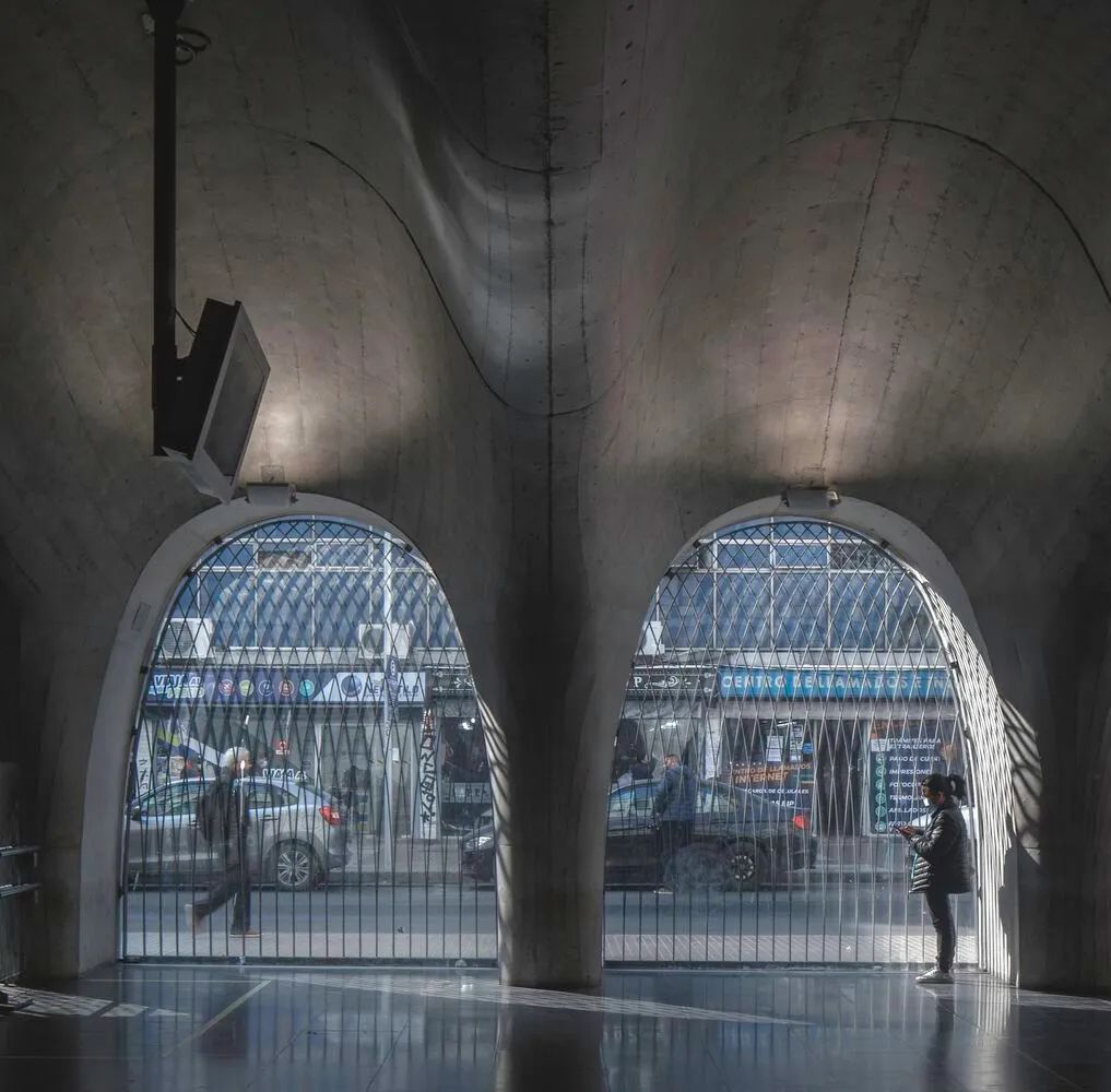在石窟內穿越城市，聖地亞哥地鐵站Plaza de Armas Metro Station Building／Beals Lyon Arquitectos | FAM-5