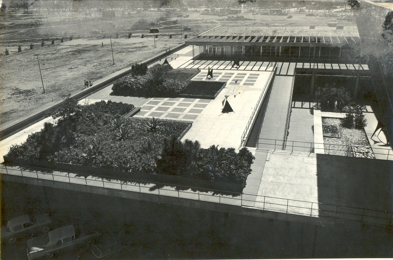 巴西里約熱內盧現代藝術博物館：建築大師 Affonso Eduardo Reidy 採V形柱列、懸吊樓板，打造現代主義建築經典 | FAM-55