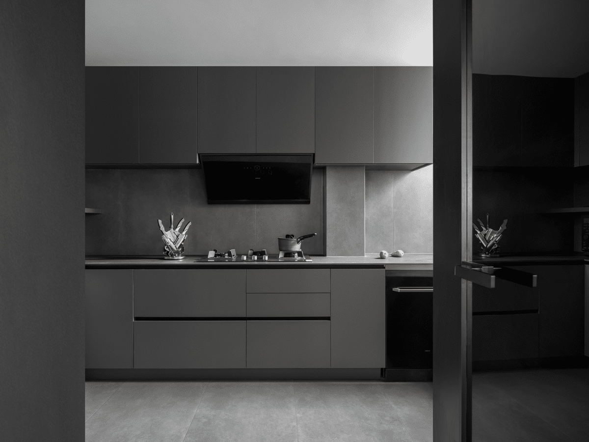 桌柜一体+开放布局释放空间,黑白极简谱写“断舍离”生活乐曲-38