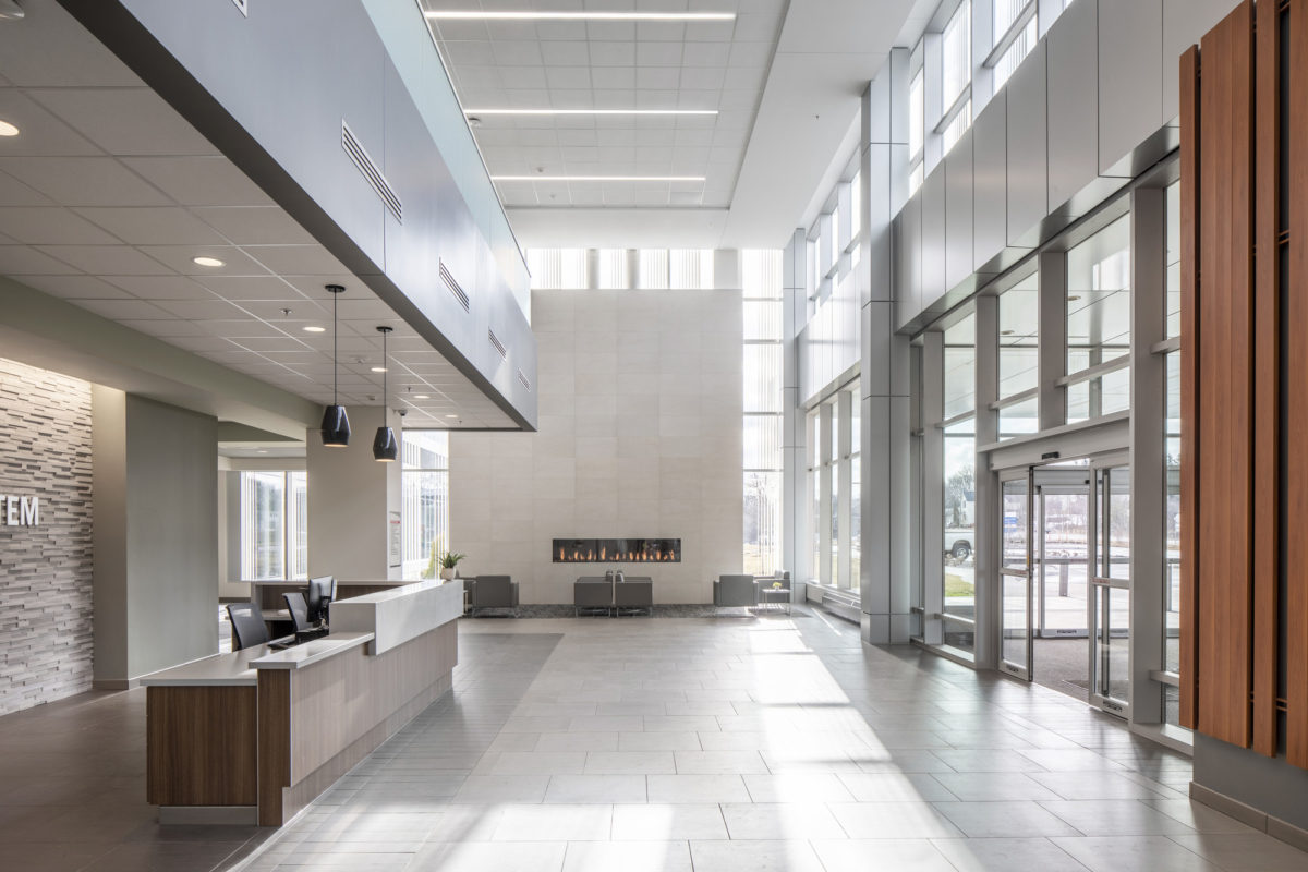 Michigan 雪城中心新建医疗中心,融入自然环境的现代设计-15