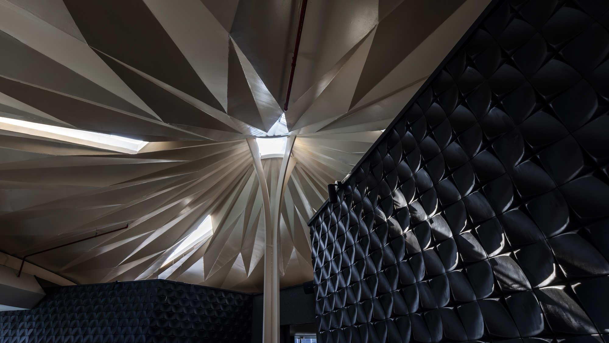 Urban Sparkle for Hokkaido Sachi Restaurant Thao Dien  / Takashi Niwa Architects-17