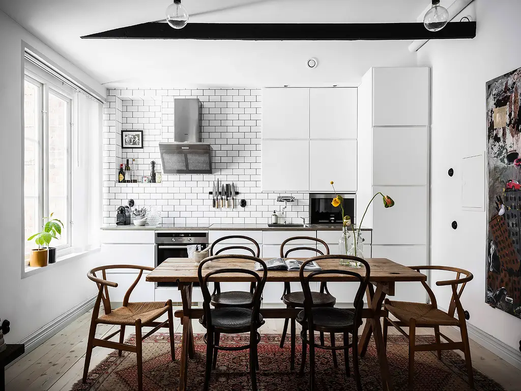 瑞典百年老屋中的温馨卧室设计-9