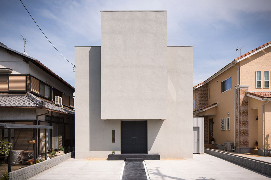 Kouichi Kimura designs Japanese house with white-tiled courtyard for yoga-2